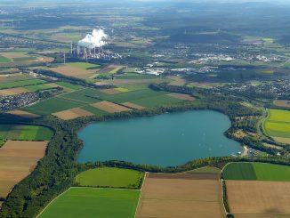 Luftbild des Blausteinsees bei Eschweiler mit bewaldeten Ufern