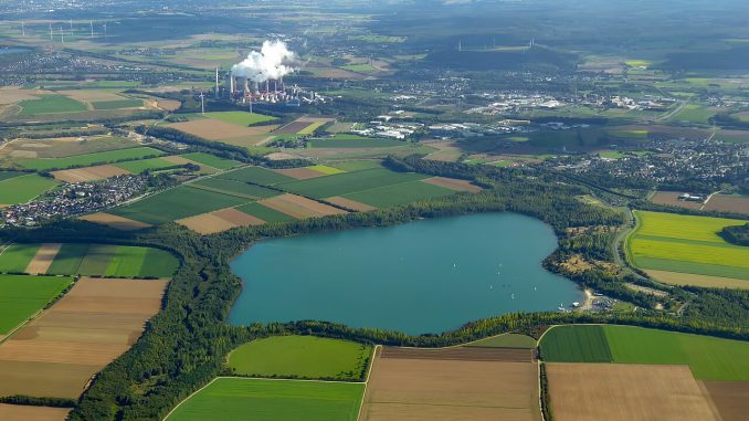Luftbild des Blausteinsees bei Eschweiler mit bewaldeten Ufern