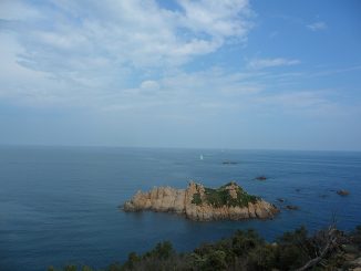 Blick vom Cap Camarat bei Ramatuelle auf das offene Mittelmeer mit einer kleinen Felsinsel und zwei Segelbooten