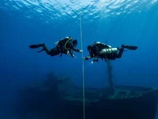 Zwei Taucher im Deep Diver Specialty steigen kontrolliert an einer Leine zu einem tief liegenden Wrack ab.