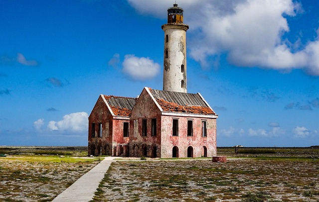 Leuchtturm und altes Gebäude auf einer flachen Insel