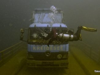 Versenkter Lastwagen mit Aufschrift Kreidesee am Rüttler im Kreidesee Hemmoor