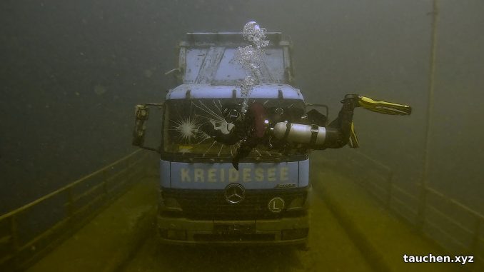 Versenkter Lastwagen mit Aufschrift Kreidesee am Rüttler im Kreidesee Hemmoor