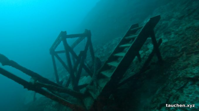 Rüttlertreppe im klaren türkisen Wasser des Kreidesees Hemmoor