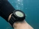 Tauchcomputer am Handgelenk eines Tauchers, Nahaufnahme unter Wasser.