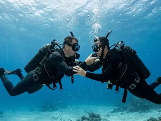 Zwei Taucher unter Wasser: Einer reicht dem anderen seinen Lungenautomaten zum Atmen.