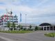 Gelände der Messe Friedrichshafen mit Fahnenmasten, Verwaltungsgebäude und Hallen
