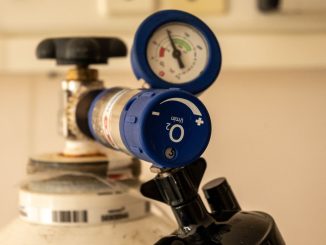Sauerstoffflasche mit blauem Druckminderer, Manometer und einem Flowregler mit Literanzeige