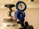 Sauerstoffflasche mit blauem Druckminderer, Manometer und einem Flowregler mit Literanzeige