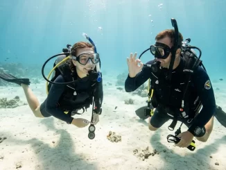 Beim Schnuppertauchen Ablauf begleitet ein Tauchlehrer eine Anfängerin in flachem Wasser.
