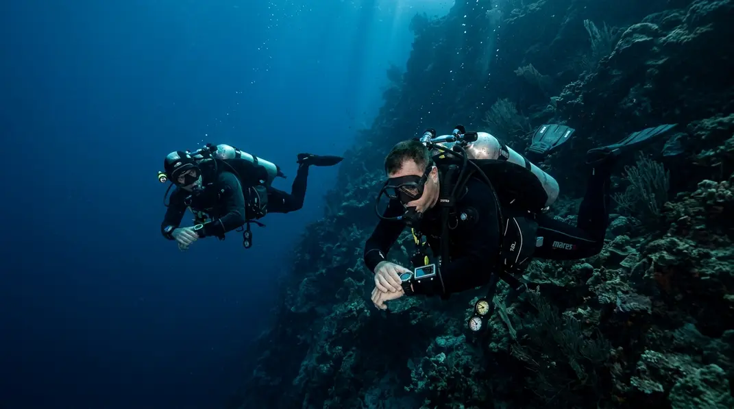 Zwei Taucher im Deep Diver Specialty halten in gro&szlig;er Tiefe Sichtkontakt und pr&uuml;fen ihre Instrumente.