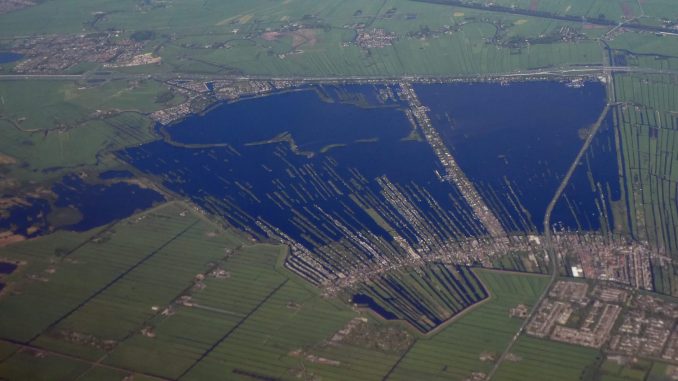 Luftbild der Vinkeveense Plassen mit den langgestreckten Sandinseln und Wasserflächen zwischen Vinkeveen und Abcoude