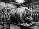 Rekompressionskammer, Messingarmaturen und Kupferhelm in einer Taucherversuchsstation der Marine der 1940er Jahre.