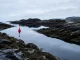 Glatte Wasseroberflaeche in einem engen Gezeitenkanal bei Stauwasser, die Tonne zieht keine Schleppfahne.