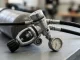 Erste Stufe eines Tauchatemreglers mit eingeschraubtem Pruefmanometer an einem Niederdruckabgang.
