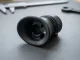 Einzelnes schwarzes Silikon-Mundstueck mit Lippenschild, zwei gegenueberliegenden Bisswarzen und Kabelbinder in der Ringnut des Rohrstutzens.