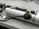Als Stageflasche aufgerüstete Aluminium-Tauchflasche mit Längsgurt, Edelstahlschelle, zwei Karabinerhaken und Atemregler.