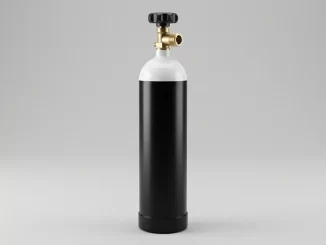 Schlanke schwarze Stahl-Tauchflasche mit weisser Schulter und einzelnem Flaschenventil, aufrecht vor neutralem Hintergrund.