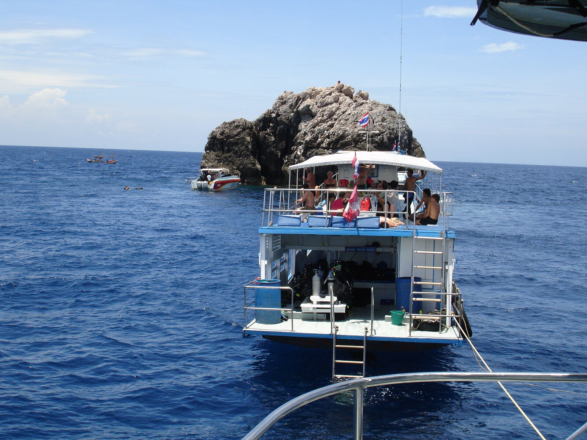 Tauchboot an der Festmachleine vor dem Felsen Sail Rock (Hin Bai) im offenen Meer