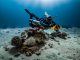 Sidemount Taucher mit zwei Flaschen